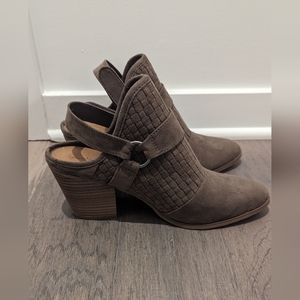 Universal Thread tan booties